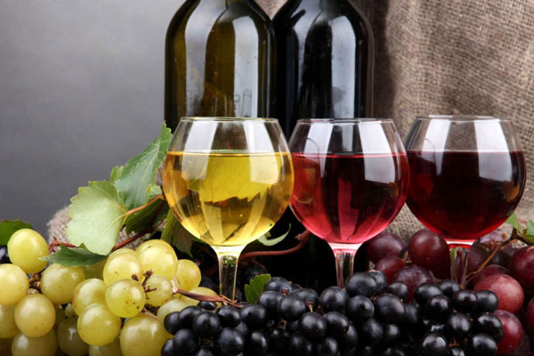 vinos de diferentes tonalidades con uvas
