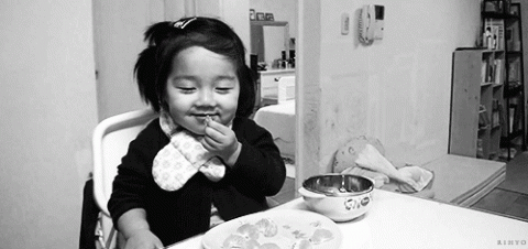 niña disfrutando su comida