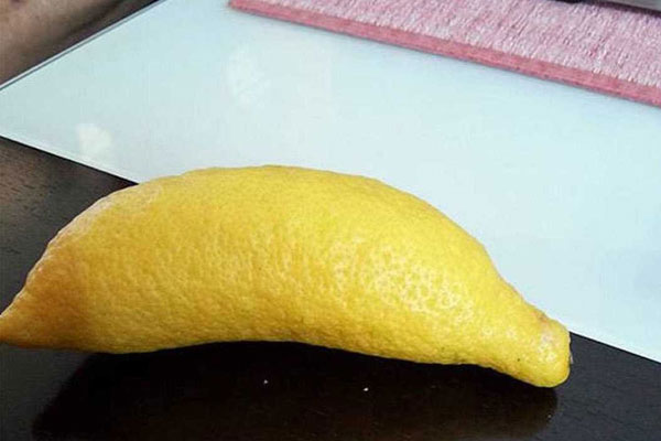 limón en forma de plátano