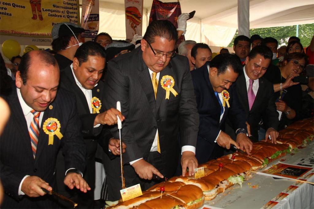 
					México rompe récord de la elaboración de la torta más grande del mundo