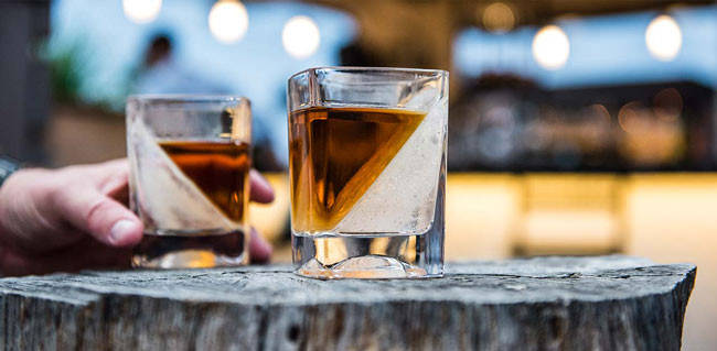 
	     Este molde ayudará a que whisky no se mezcle con el hielo.