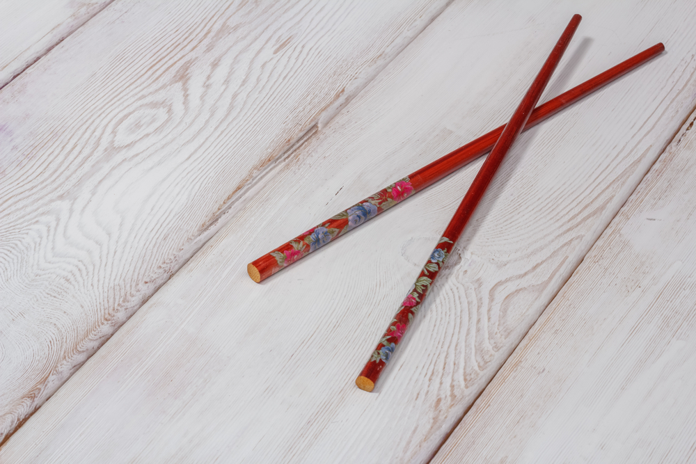 13 cosas que jamás debes hacer con los palillos chinos 10