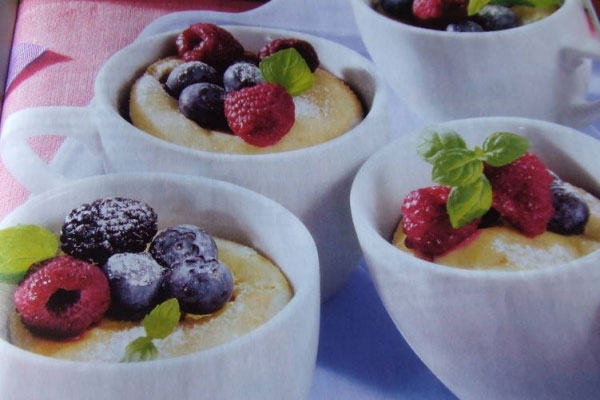 pastel de frutos rojos con helado de vainilla