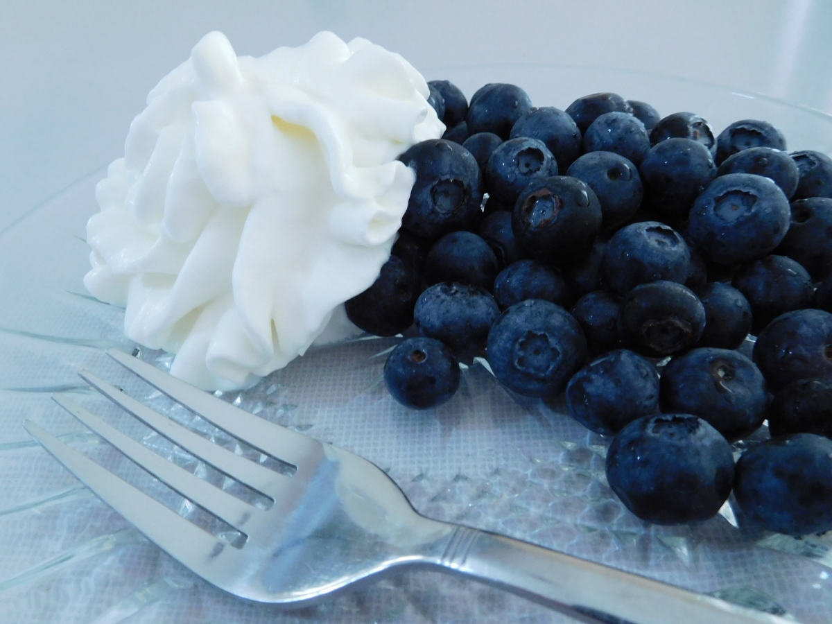 blueberries-and-whipped-cream-1218449_1920