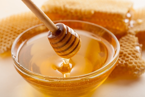 recipiente de vidrio con miel reconocer miel adulterada