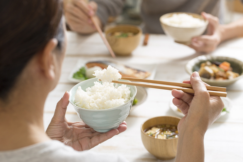 ¿Qué hacer en una cena japonesa? Tips y reglas básicas de etiqueta 1