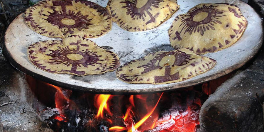 tortillas otomíes en el comal