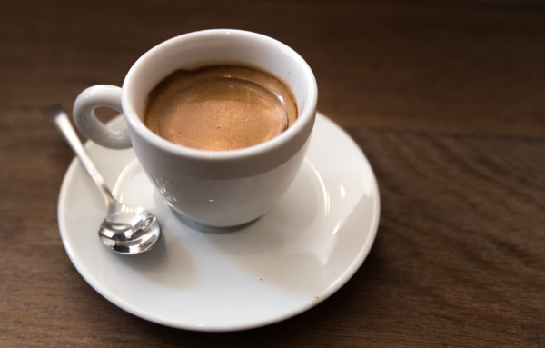 observa la superficie para ver si el café espresso es bueno