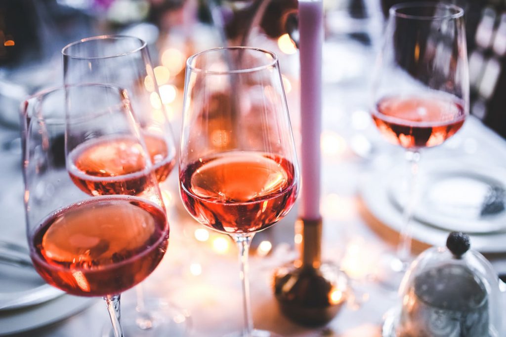 
					6 vinos rosados para consentir el paladar