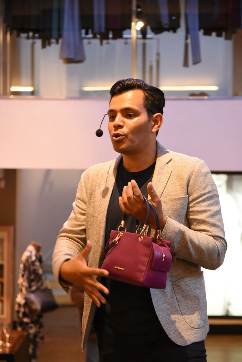 Pavel Perez nos muestra una bolsa Adolfo Domínguez que hace el maridaje perfecto con vino Terra 