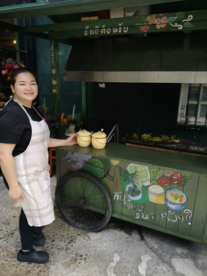 Ana domina las técnicas culinarias de Tailandia y Viernam, además se encargó de la decoración del lugar y el montaje de mesas. ¡Es un as!