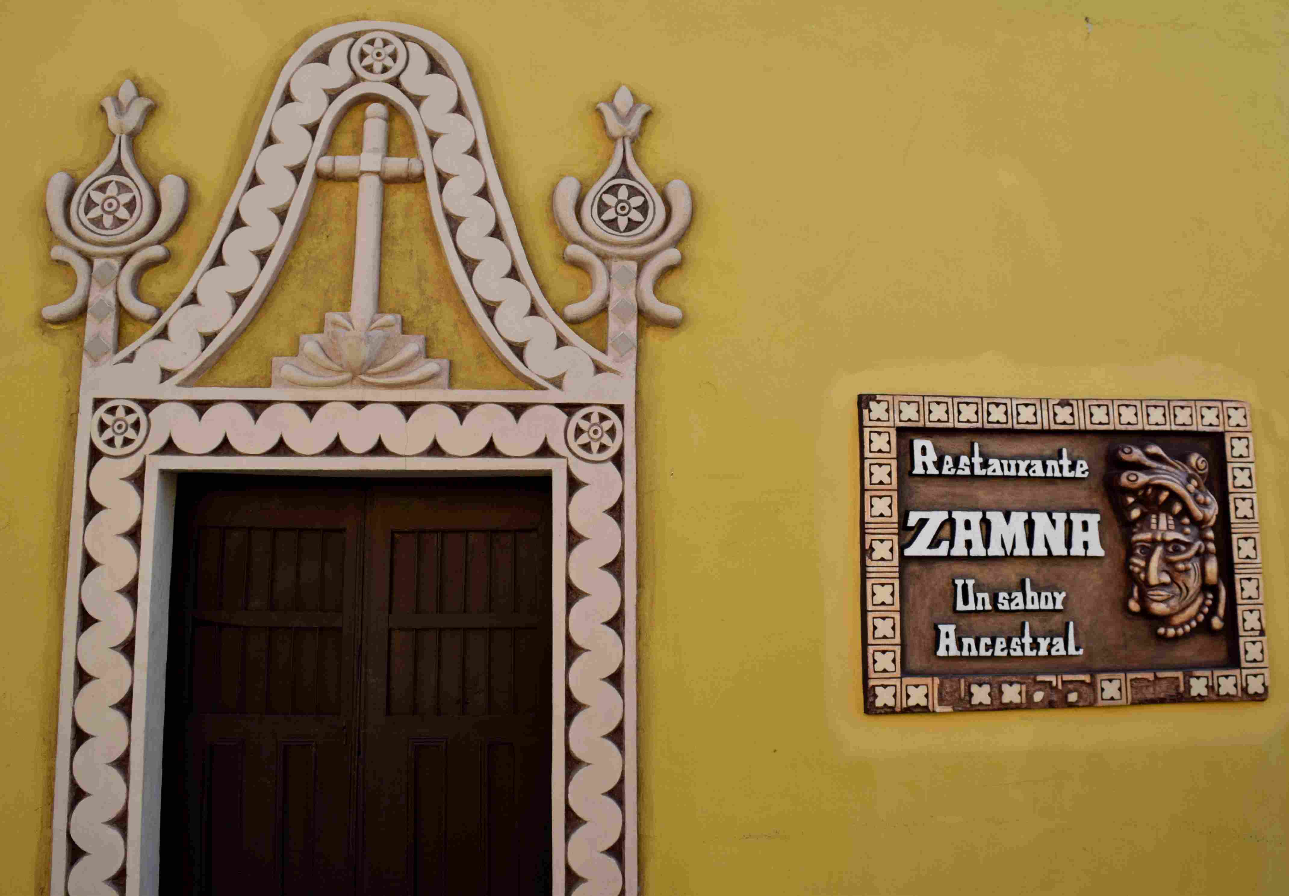 Entrada principal de ZAMNA en Izamal