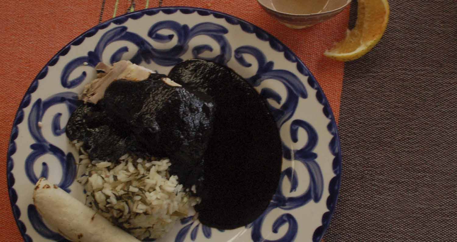 Así se prepara el mole negro de Oaxaca