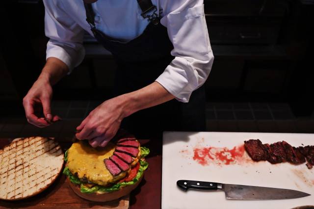 hamburguesa oro Grand Hyatt tokyo chef Patrick Shimada 2