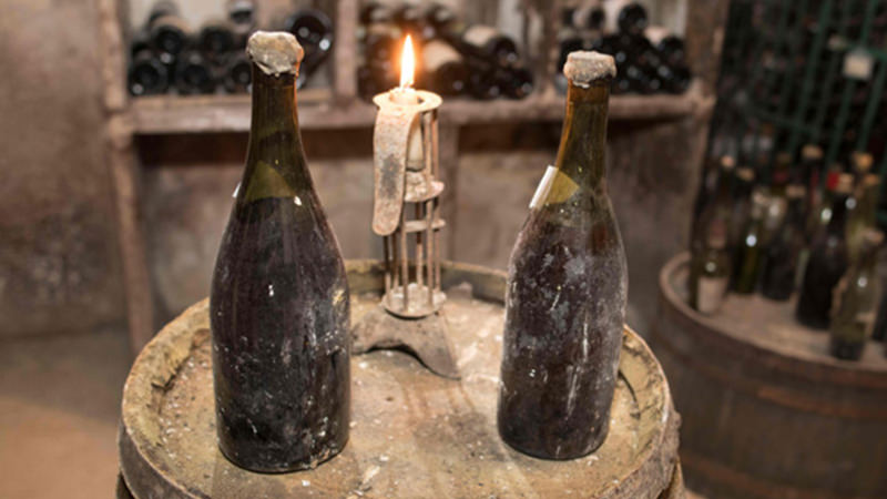 Ponen a la venta dos botellas de vino con más de 400 años de antigüedad 1