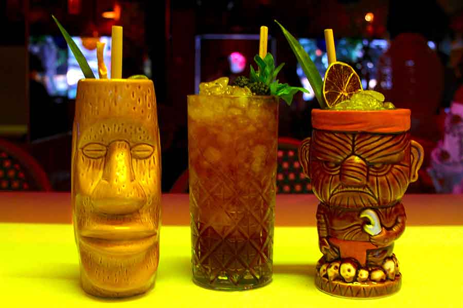 
					Waikiki Tiki Room: drinks tropicales, luces neón y comida del mar