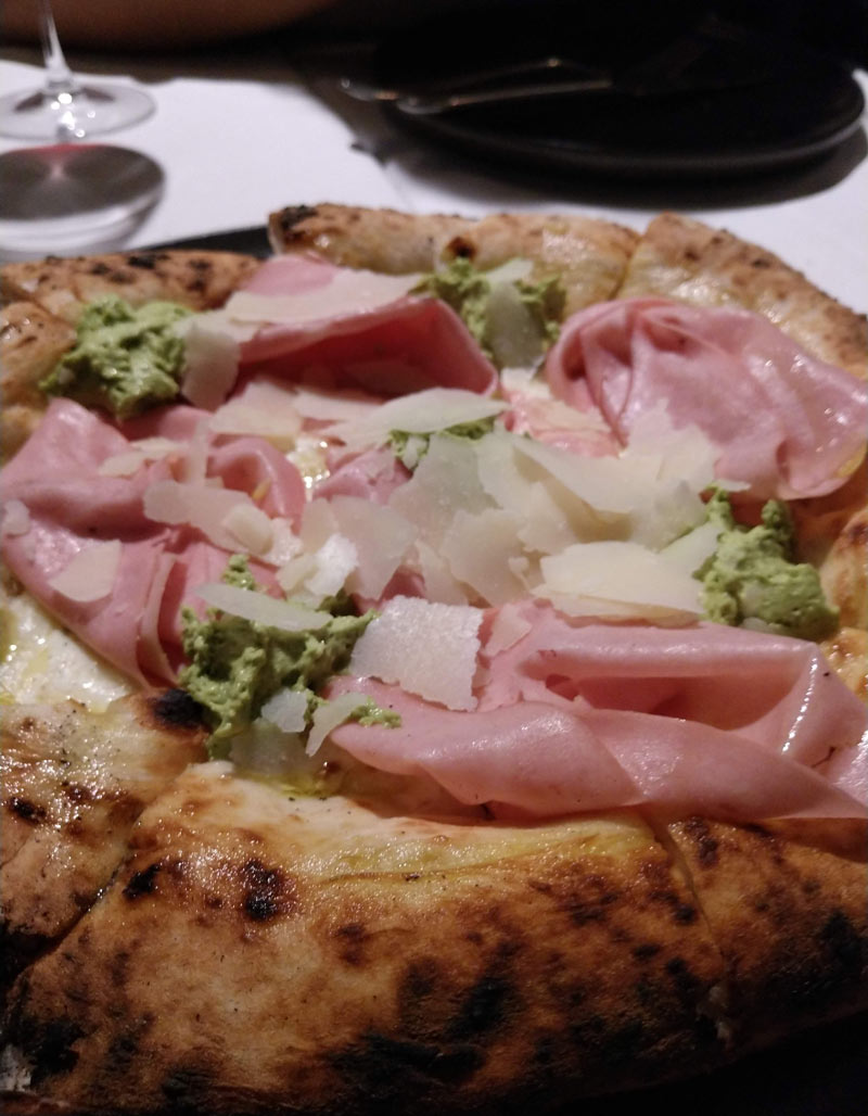true-italian-taste-forneria-del-becco-pizza-prosciutto