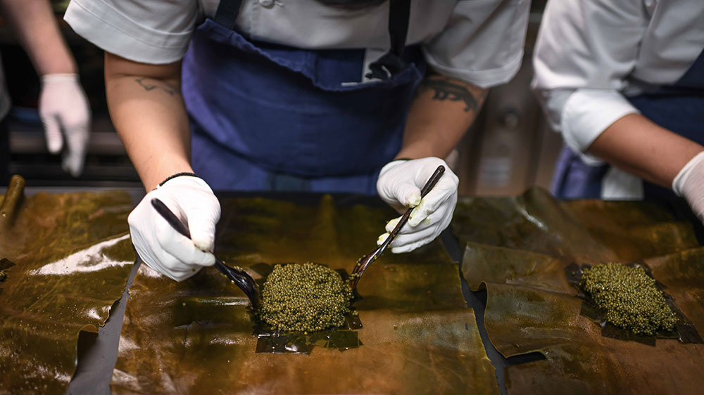 El caviar de Joshua Skenes envuelto en algas en Gourmetfest.