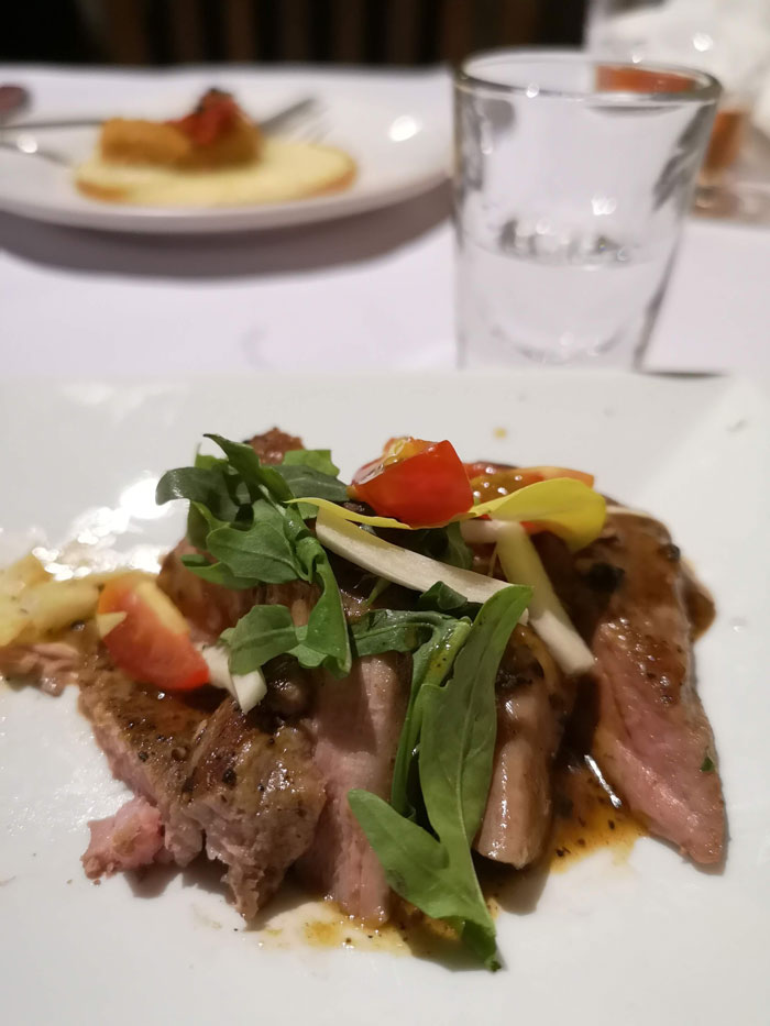 Cena Sabores Francia y Mexico Rojo Bistrot filete a la pmienta con mezcal sin piedad cirial