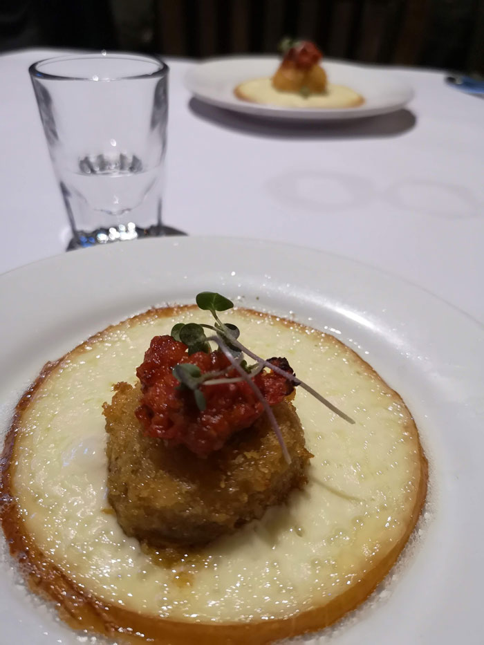 Cena Sabores Francia y Mexico Rojo Bistrot provolone con mezcal sin piedad pechuga