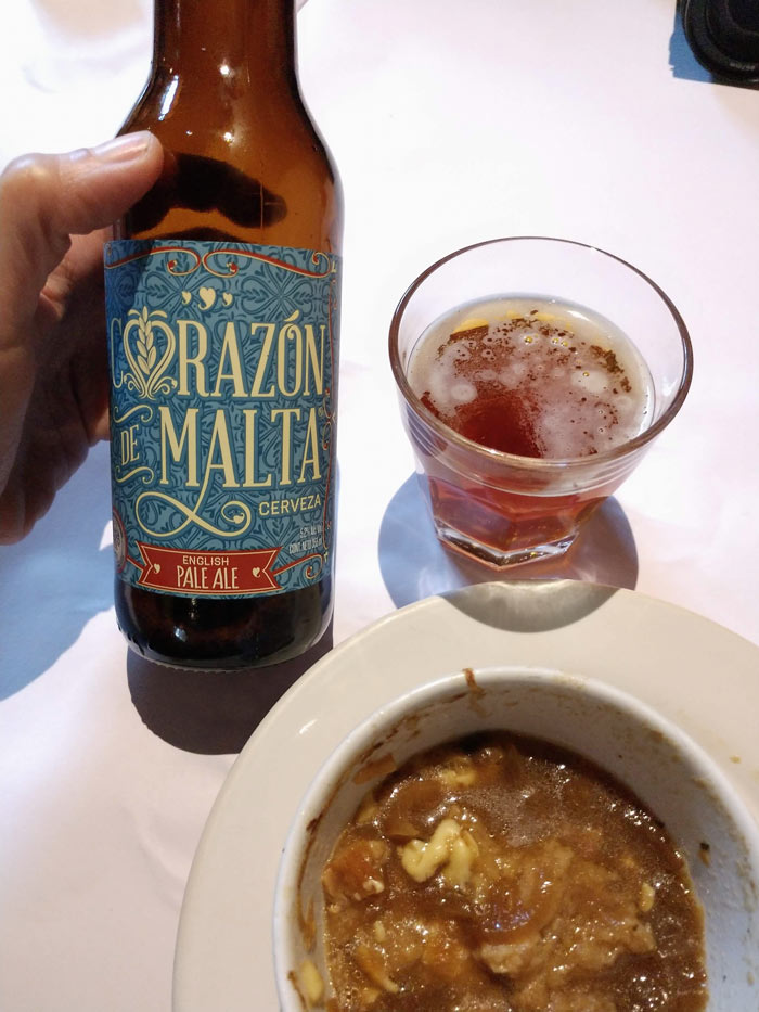 Cena Sabores Francia y Mexico Rojo Bistrot sopa de cebolla con cerveza pale ale corazon de malta