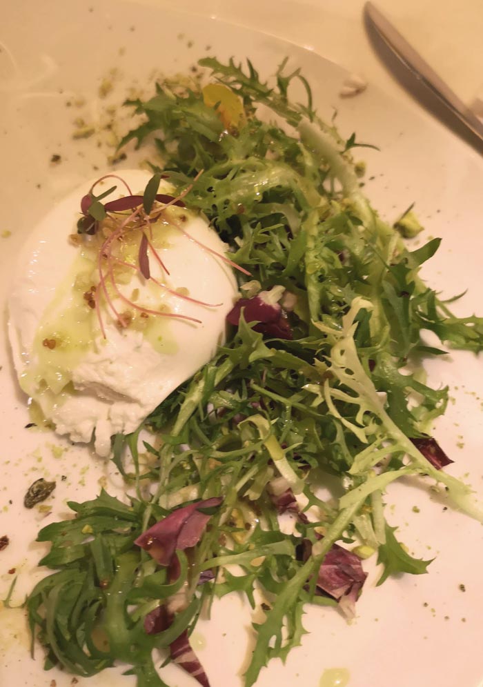 la mansion Burrata sobre mix de hojas frescas aliñado con dressing de mostaza y miel