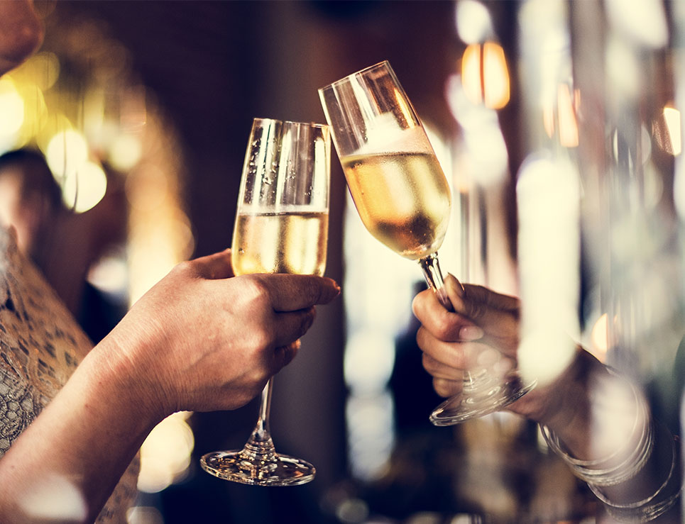 No todo es champagne: otras burbujas que puedes llevar a tu mesa en estas fiestas