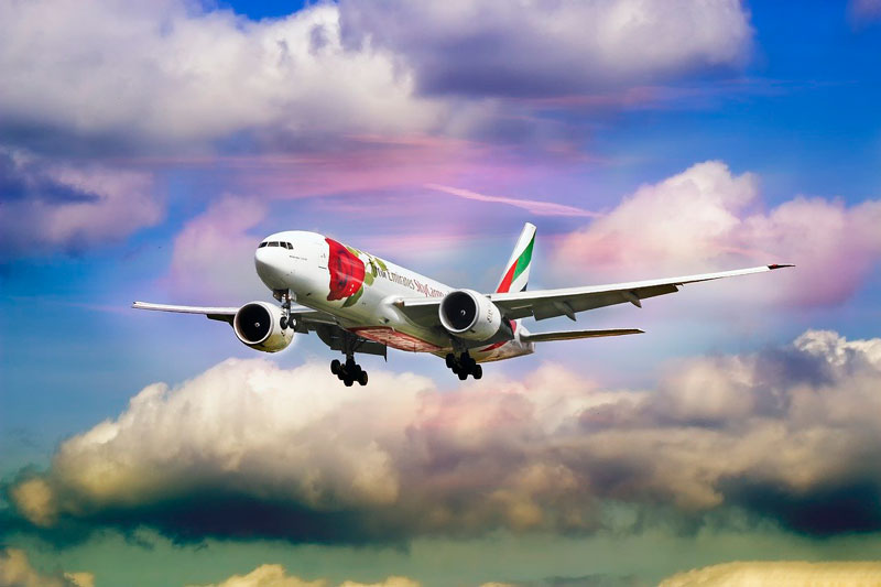 avión Emirates nubes