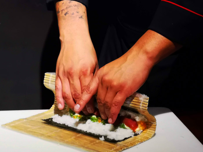 El Japonez clase de sushi spicy tuna enrollar