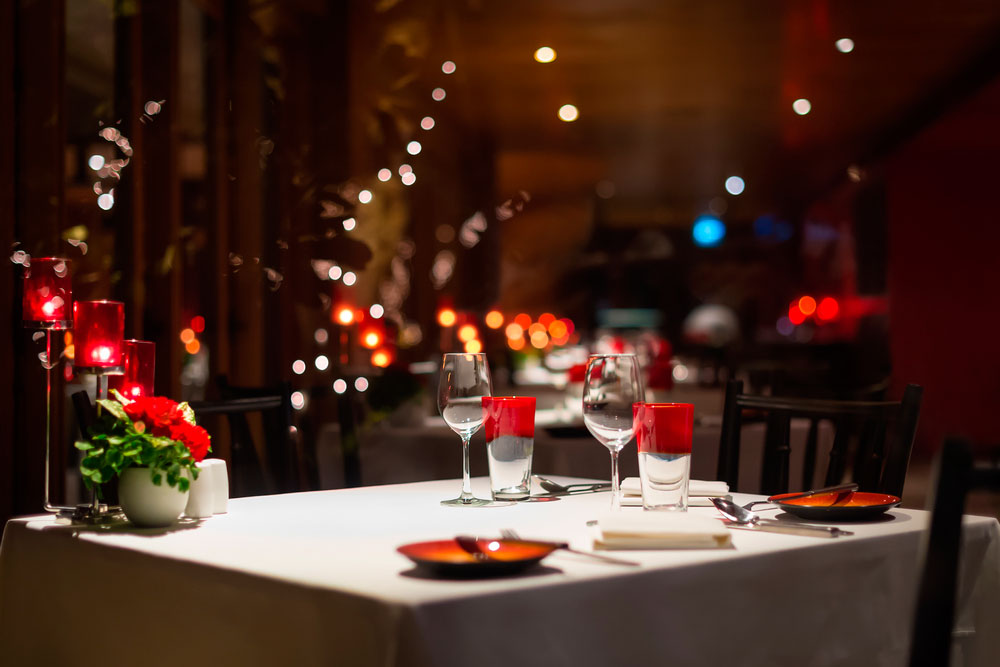 cena-romantica-perfecta-tips-gourmet-mesa-decorada