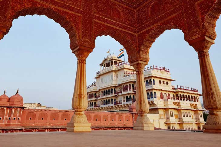 
					Hospédate en el palacio de Jaipur y vive como la realeza hindú
