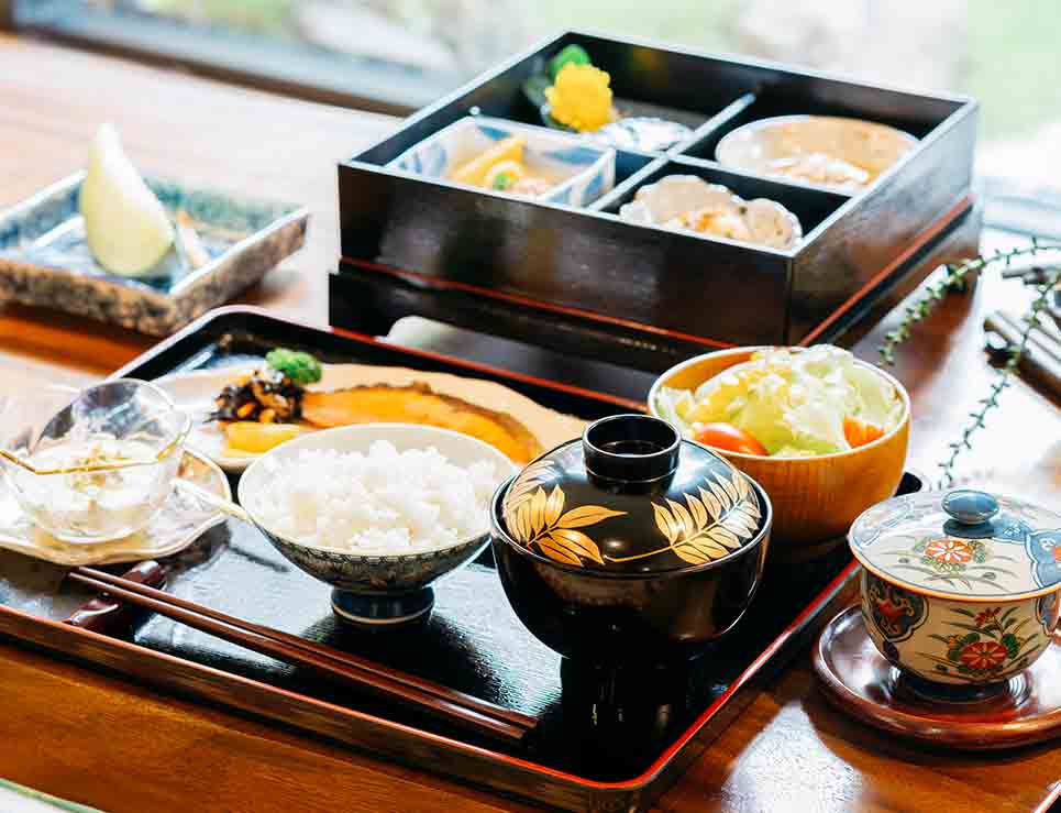 Comida tradicional japonesa en un ryokan