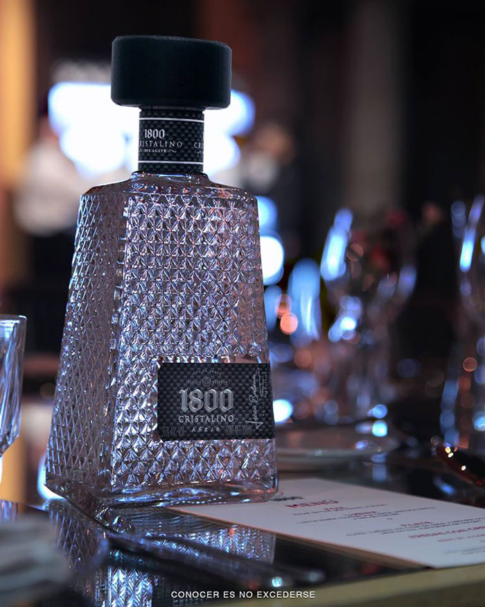 como-catar-y-maridar-un-tequila-1800-cristalino-botella