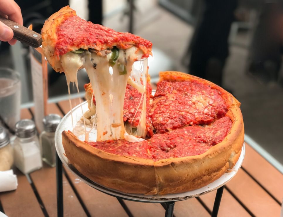 Qué es una ‘deep dish pizza’ y cómo hacerla en casa