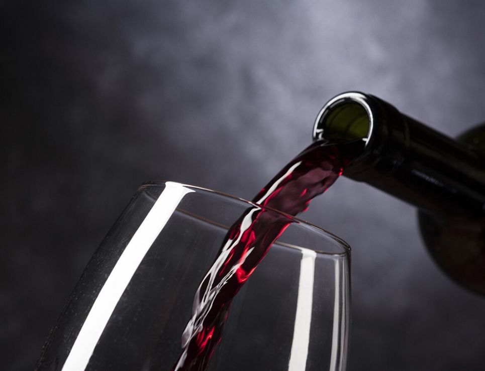 6 beneficios de beber una copa de vino tinto al día