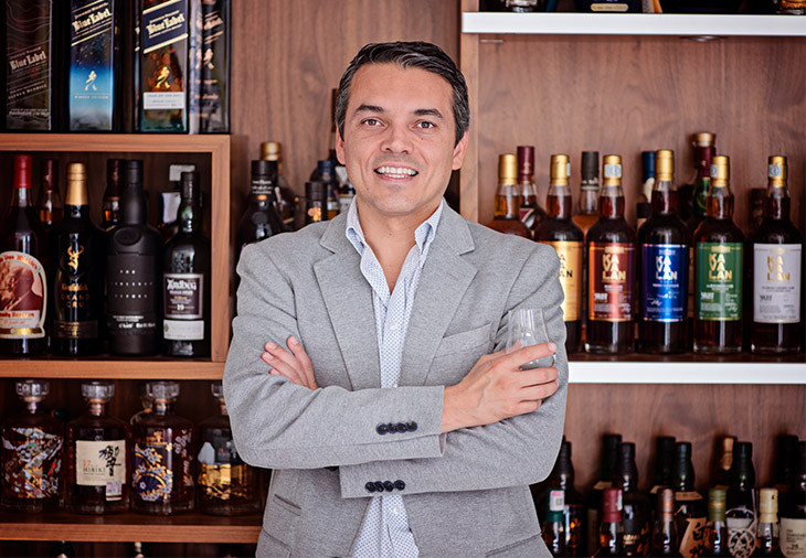 Víctor Patiño, confesiones de un coleccionista y amante del whisky