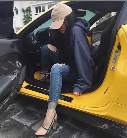 Conoce la lujosa colección de autos que tiene Kylie Jenner 8