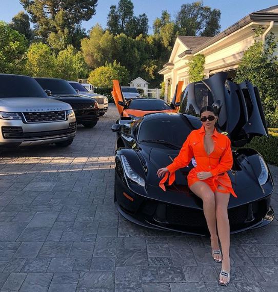 Conoce la lujosa colección de autos que tiene Kylie Jenner 0