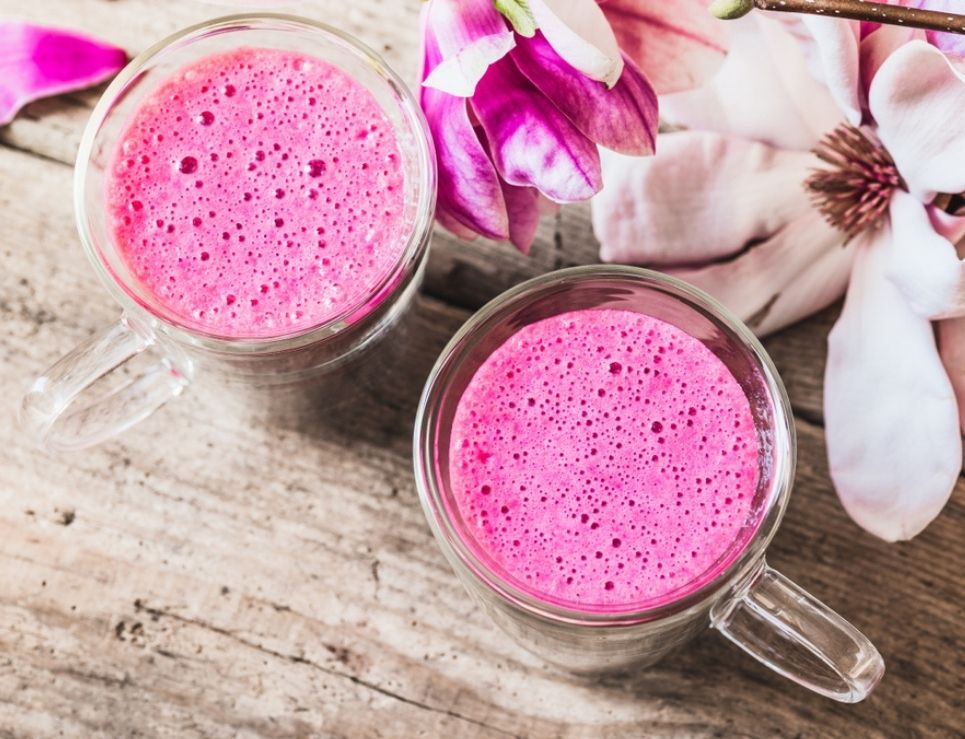 Cuatro maneras de preparar pink latte, la famosa y deliciosa bebida rosada