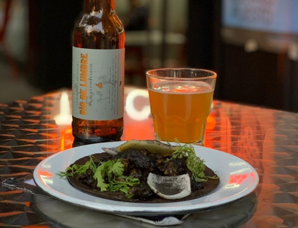 
	     Tacos y cervezas como ofrenda de Día de Muertos, en Antolina Condesa