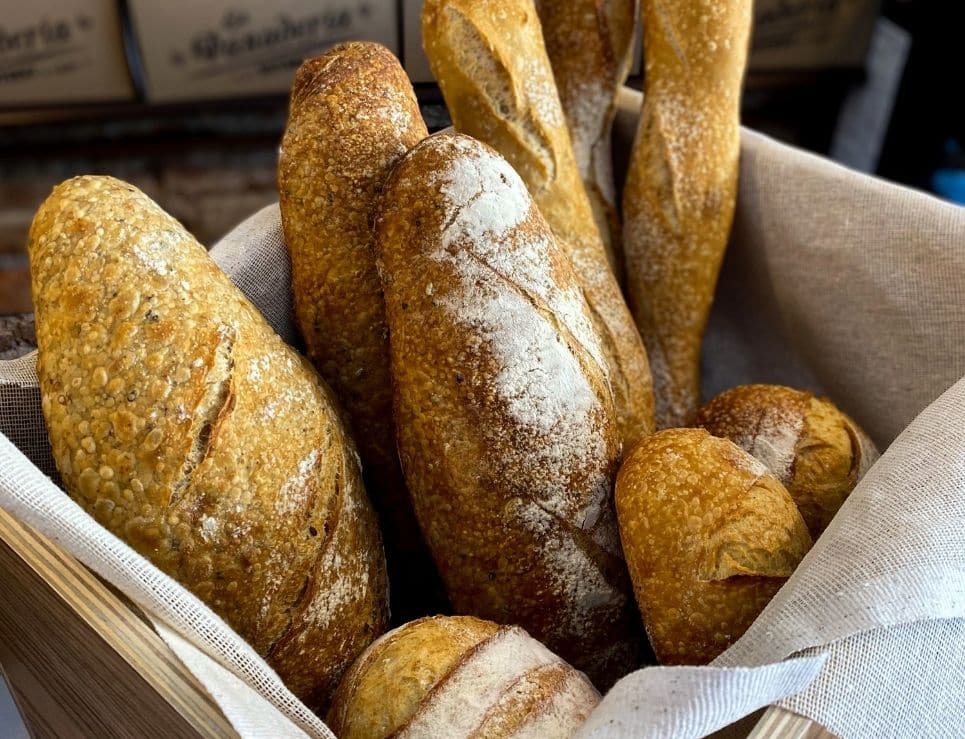 Aquiles Chávez abre “La Panadería de Sotero” con venta de pan, insumos y tamales