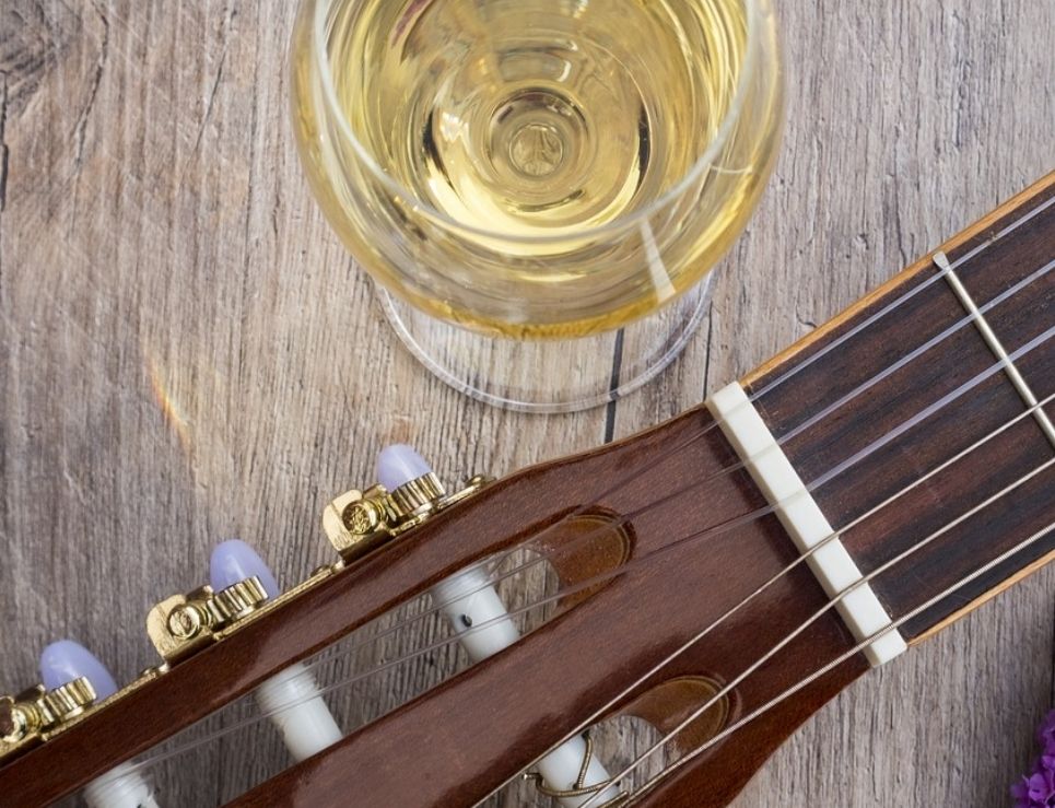 ¿Qué tanto modifica la música al sabor de un vino en añejamiento?