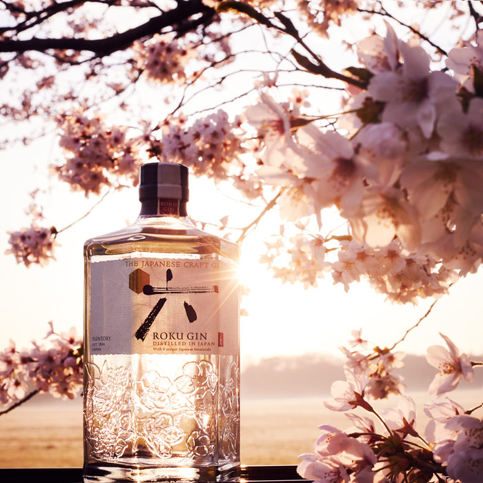 Roku Gin botella flor de sakura