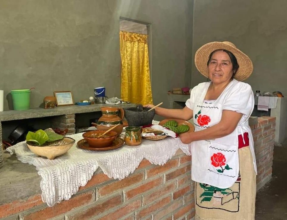 Así es la cocina de humo de doña Porfiria, una cocinera tradicional otomí |  Gourmet de México