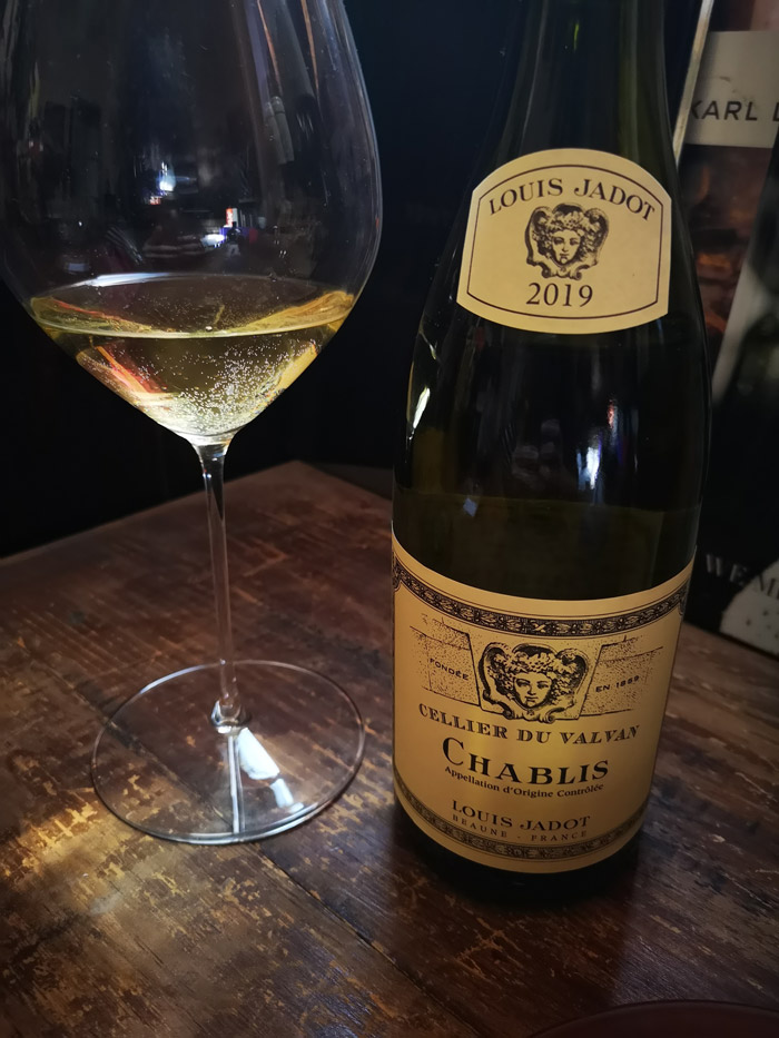 Chardonnay Louis Jadot Chablis vino botella y copa