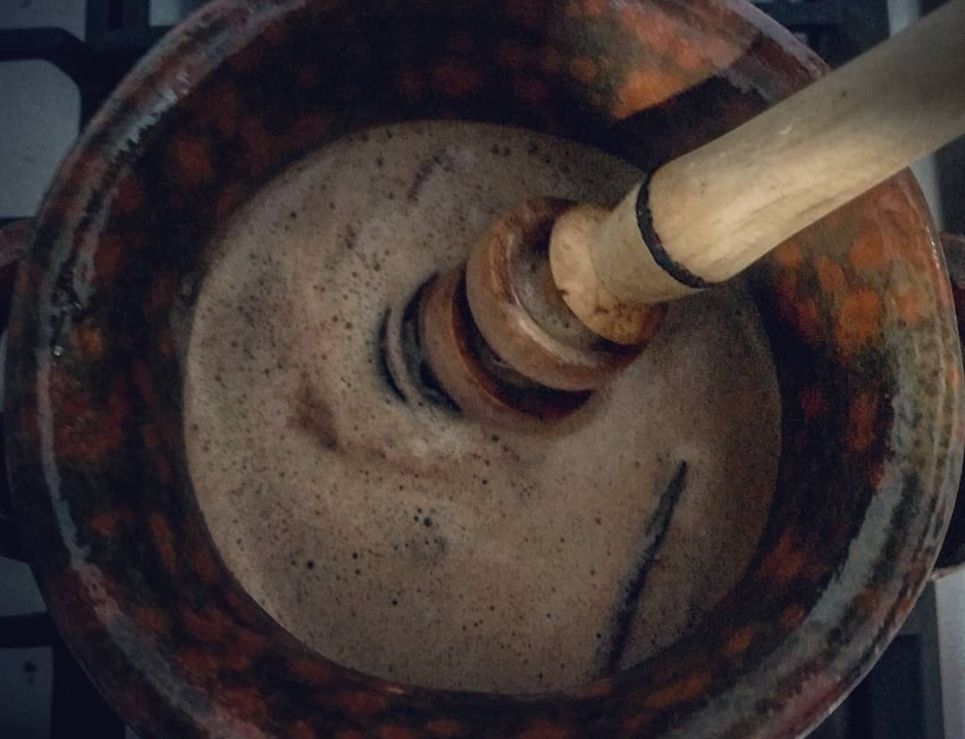 Molinillo, el utensilio tradicional para lograr espumas perfectas en bebidas 1