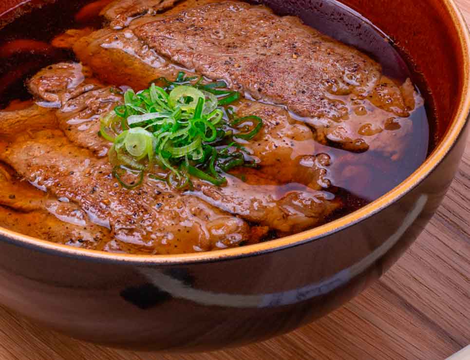 El origen del Shabu Shabu, el caldo japonés que preparas en tu mesa