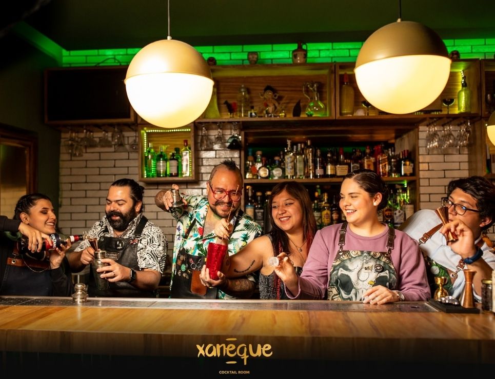 el equipo de Xaneque Cocktail Room haciendo magia oculta en Michoacán
