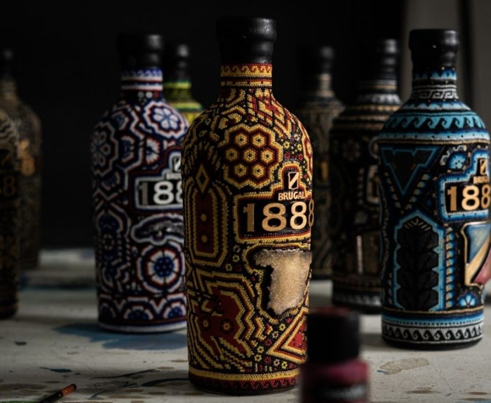 La subasta de botellas con arte huichol que busca apoyar a los Waxárika