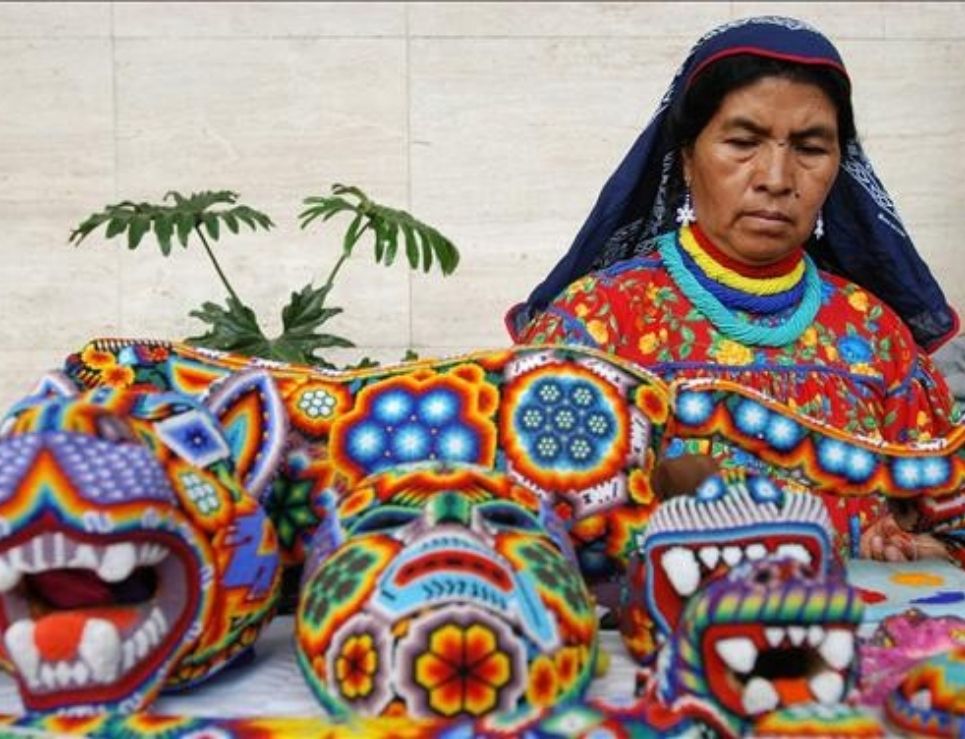 Los huicholes son reconocidos por sus artesanías, con ellas representan sus leyendas en torno al venado, el maíz y el peyote